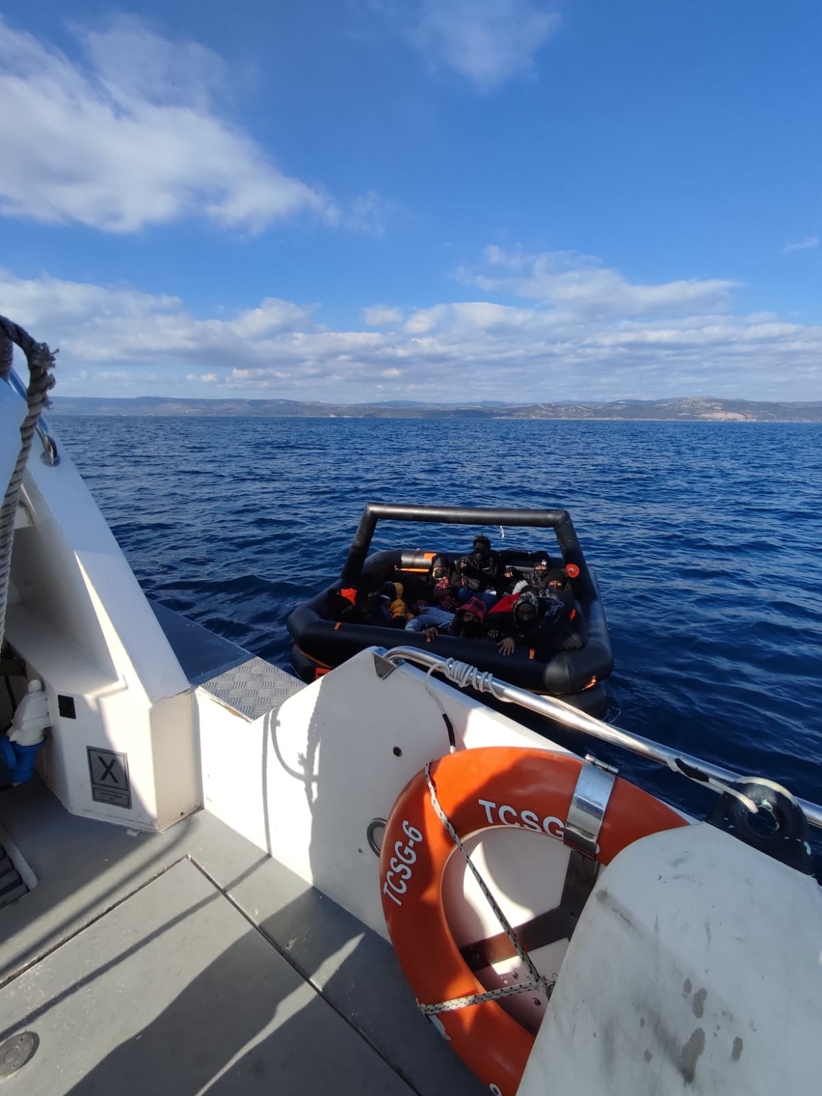 13 düzensiz göçmen karaya kurtarıldı.