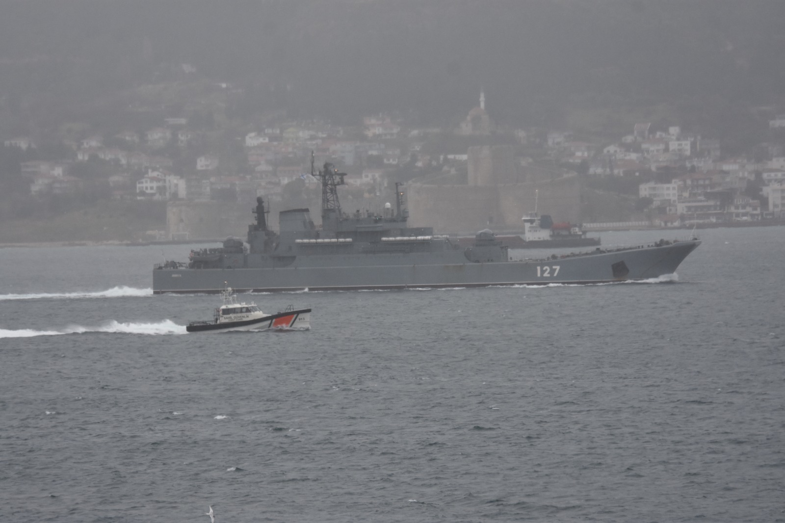 Peş peşe Boğazı’ndan geçti