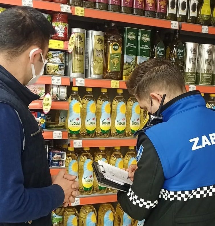Biga’da fiyat etiketi ve kasa-fiyat farkı denetimi yapıldı