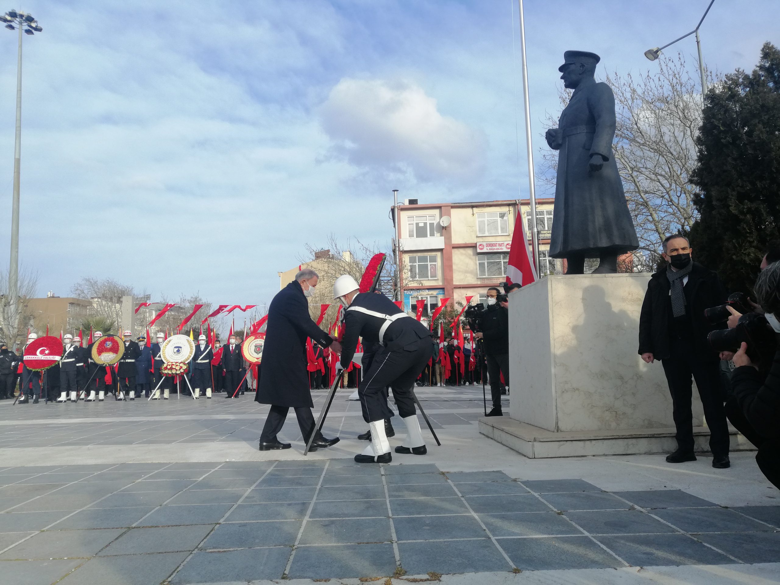 Milli Savunma Bakanı Hulusi Akar, Atatürk Anıtı’na çelenk sundu