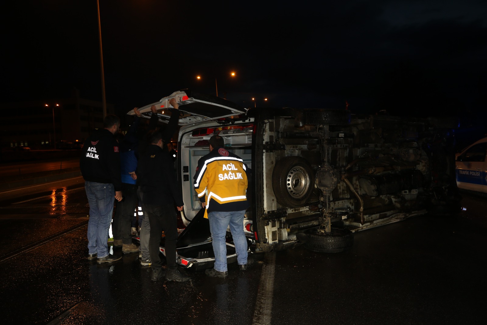Adliye kavşağında kaza: ambulans devrildi