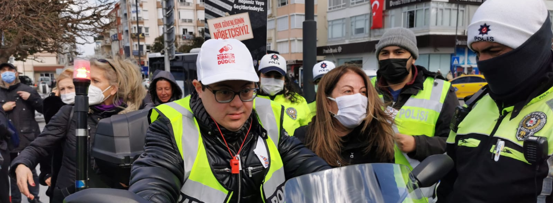 Çanakkale Kent Konseyi Engelliler Meclisi ve Çanakkale İl Emniyet Trafik Şube Müdürlüğü, Dünya Down Sendromu Günü kapsamında “+1 Farkla Trafikteyiz” dedi.