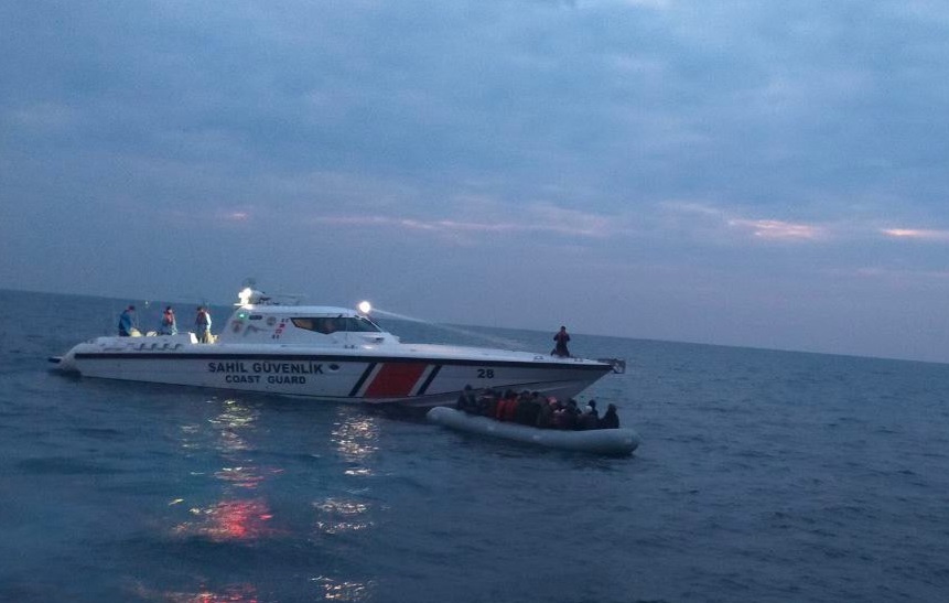 Ayvacık açıklarında 50 düzensiz göçmen yakalandı