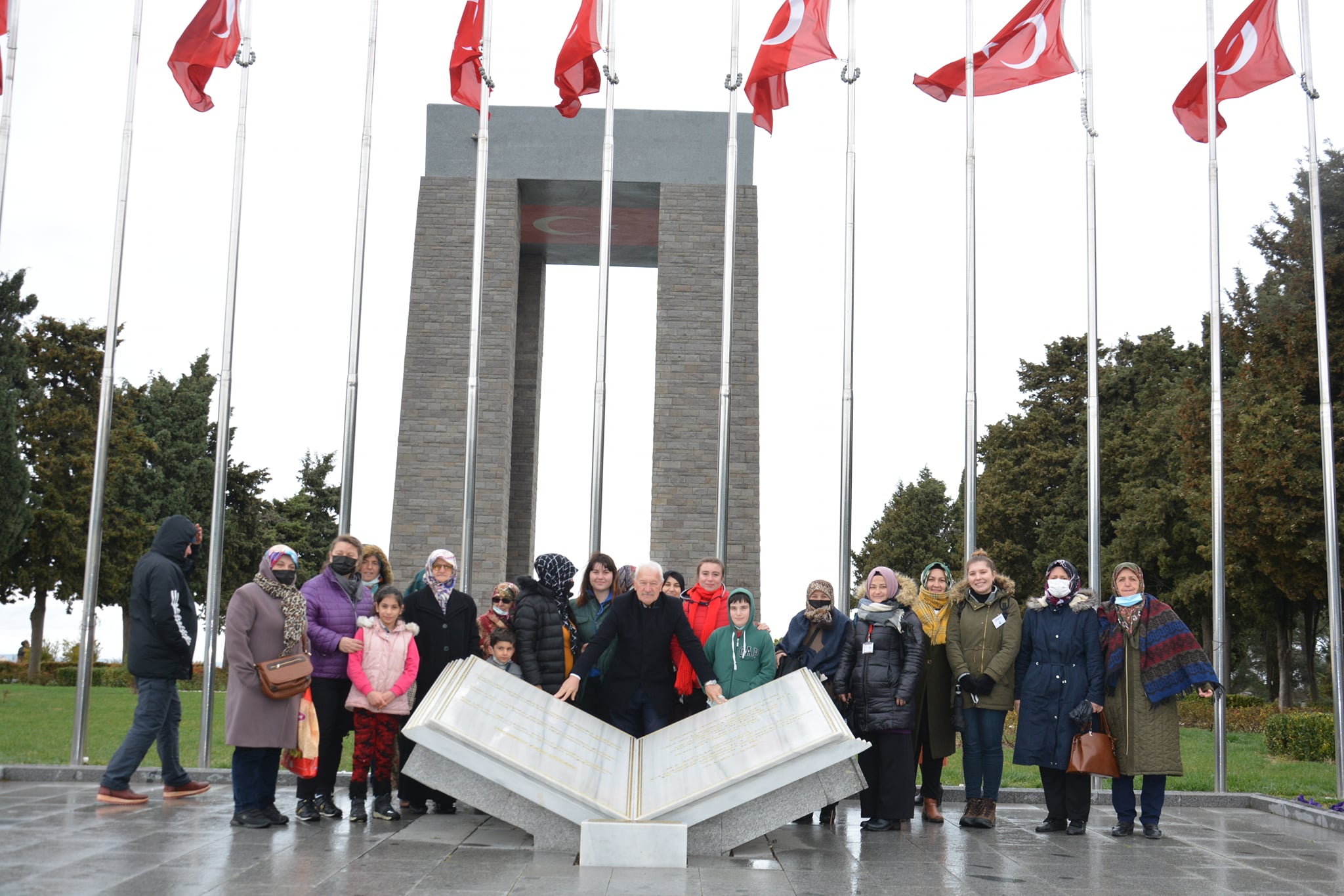Lapseki Belediyesi’nden Şehitler Abidesi’ne gezi