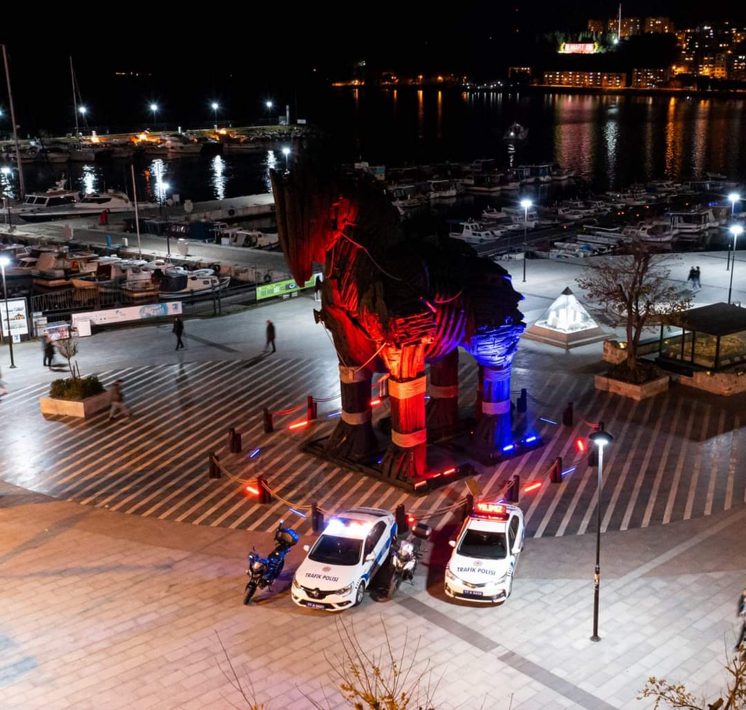 Truva Atı kırmızı ve mavi renge büründü