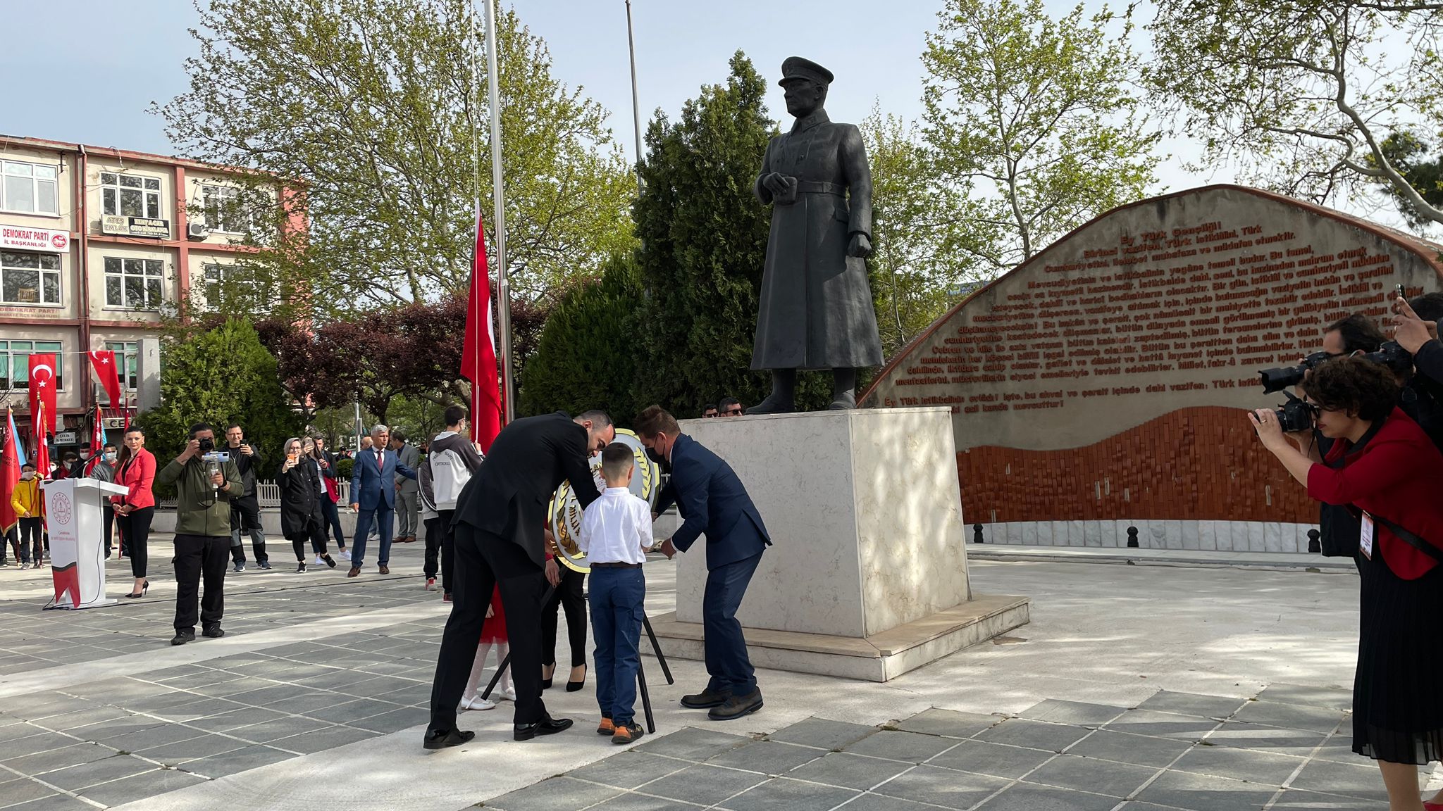 23 Nisan kutlamaları çelenk töreniyle başladı