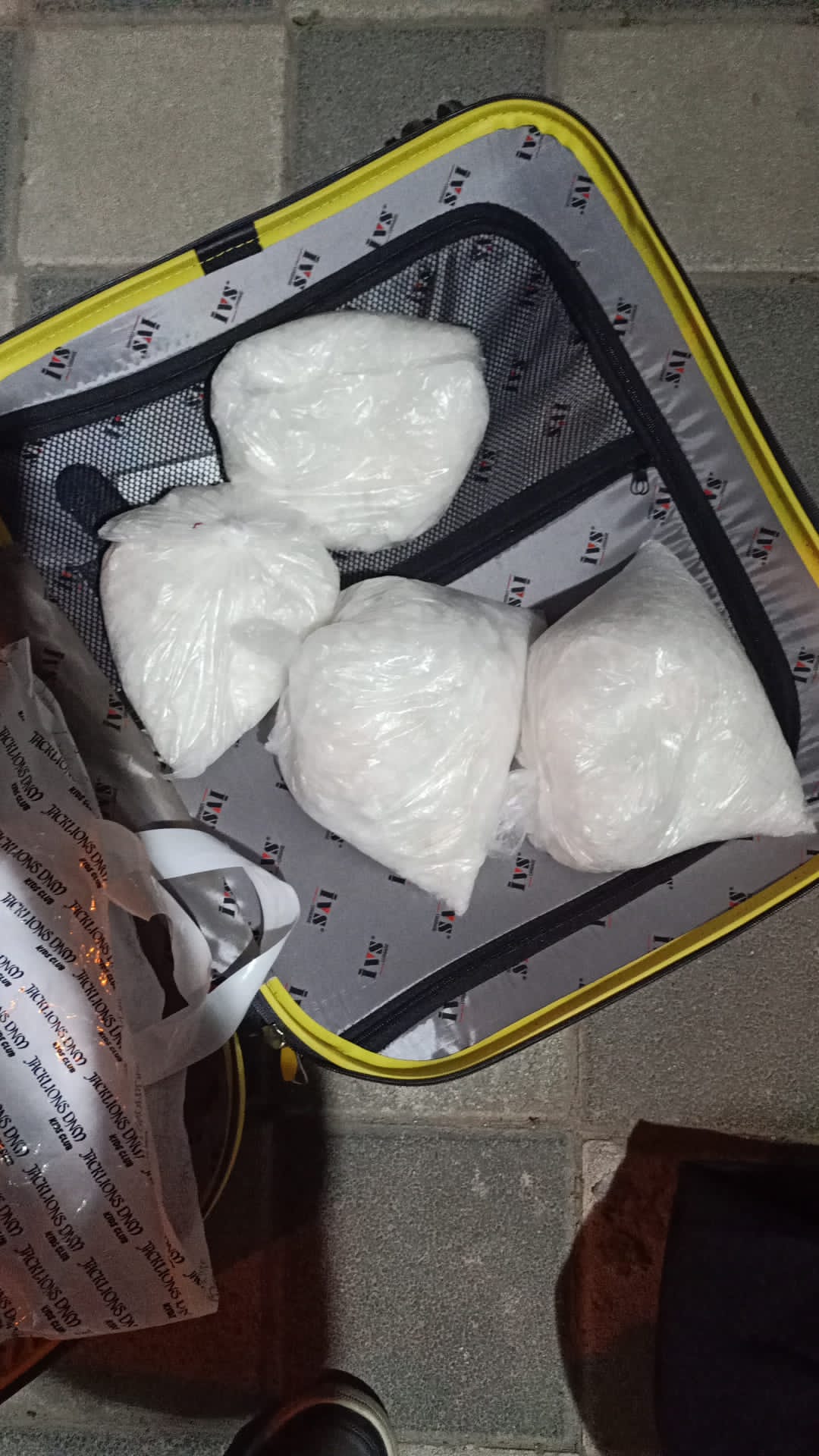 Ezine’de uyuşturucu operasyonunda 3 kilo metamfetamin ele geçirildi