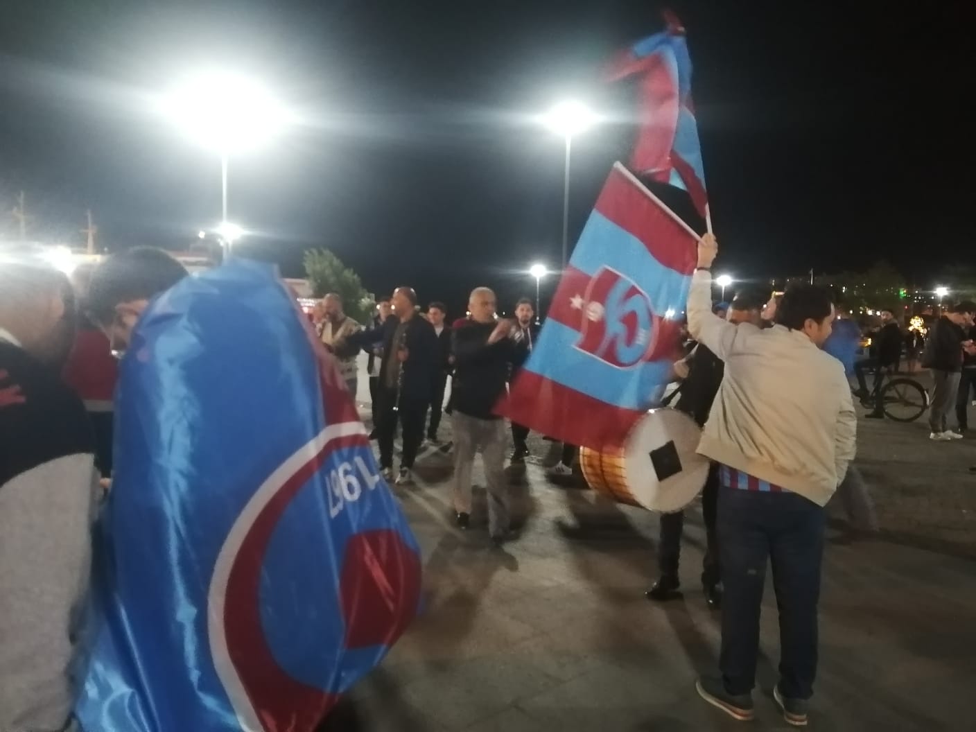Trabzonspor taraftarı İskele Meydanı’nda şampiyonluğu kutladı
