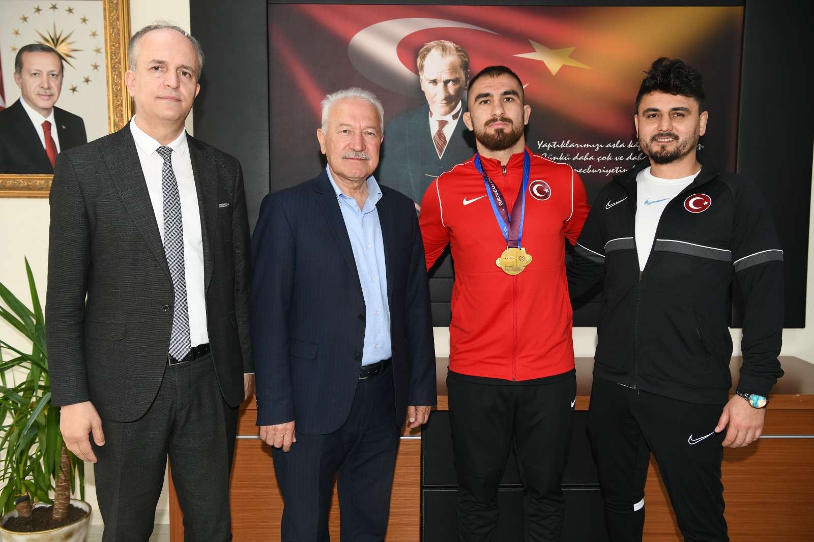 Avrupa şampiyonu milli güreşçi Feyzullah Aktürk’e Lapseki’de törenle karşılandı