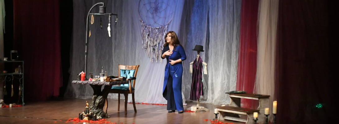 Ünlü oyuncu  Berna Laçin, “Hayal Satıcısı” isimli tiyatro oyununu sahneledi