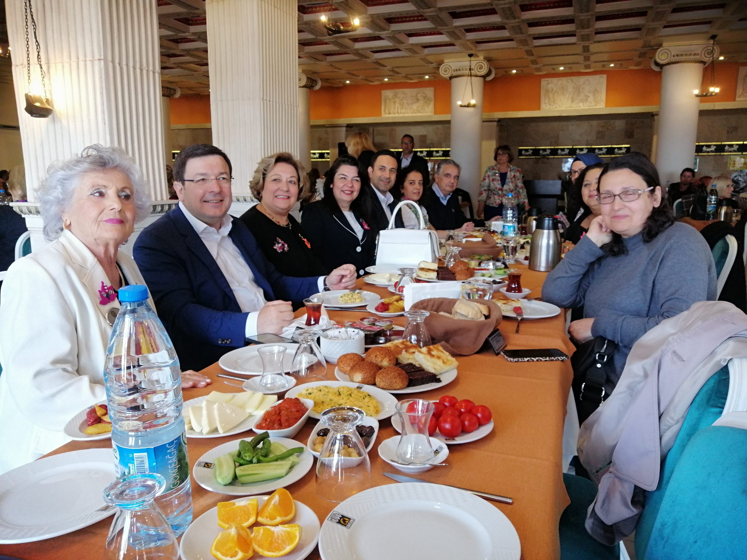 İktidar ve muhalefet temsilcileri aynı masada