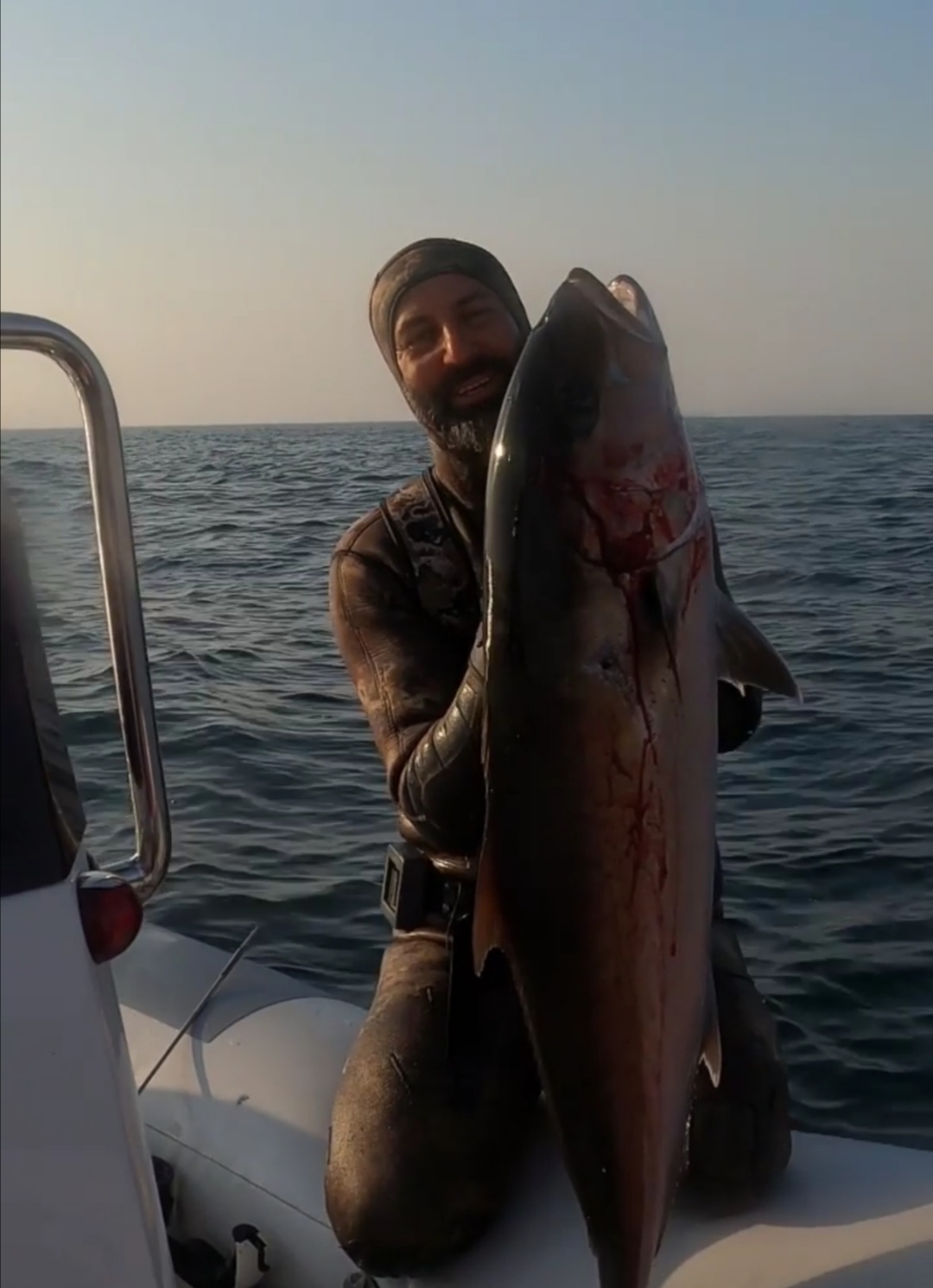 Rekortmen dalgıç 15 kiloluk akya avladı