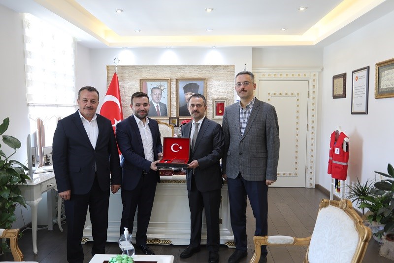 Hayrat Yardım’dan Vali İlhami Aktaş’ı Ziyaret Etti