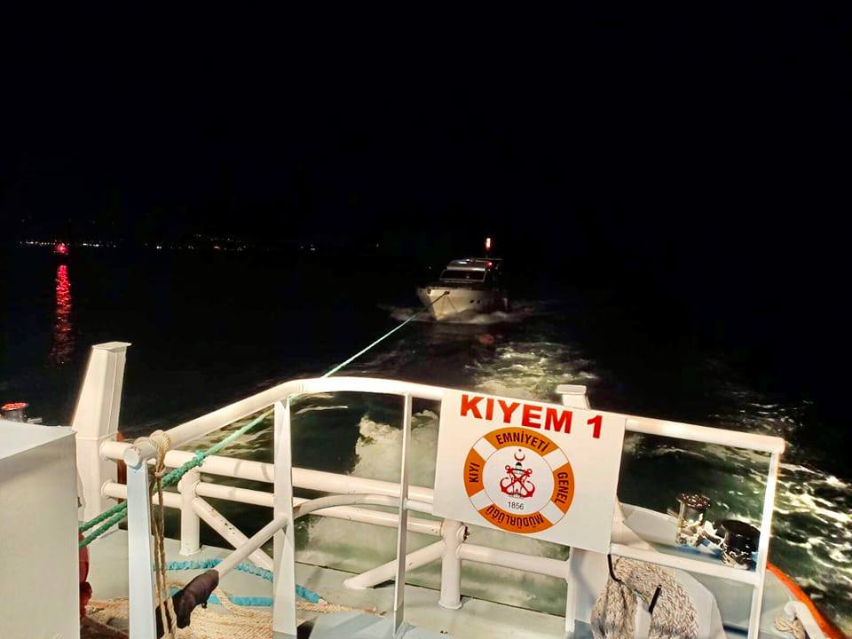 Kilitbahir önlerinde makine arızası nedeniyle sürüklenen tekne kurtarıldı