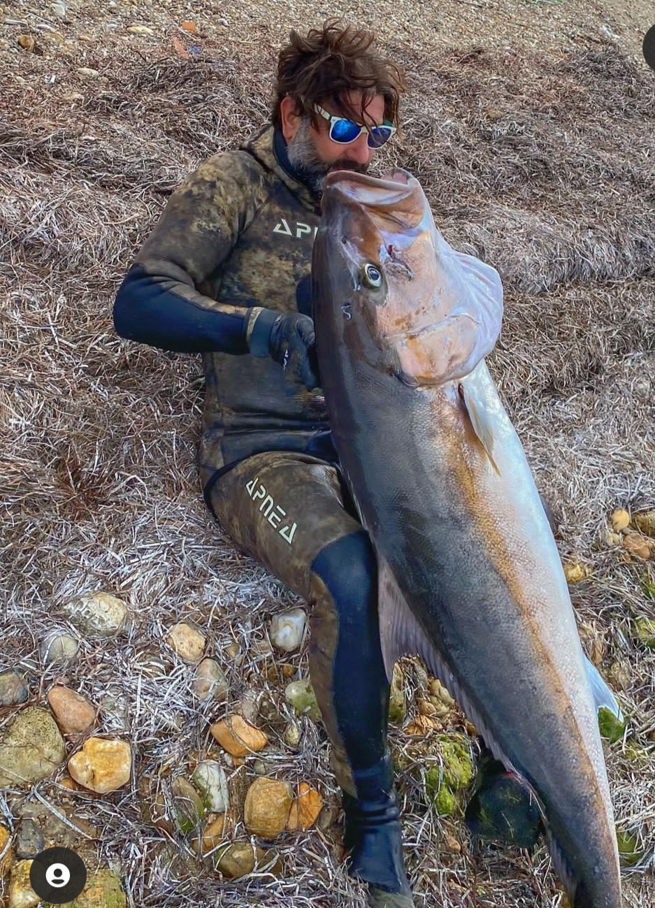 Rekortmen dalgıç, Çanakkale Boğazı’nda 40 kilogram ağırlığında ve 170 santimetre boyunda dev akya avladı