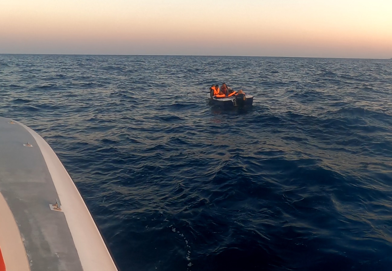 Ayvacık açıklarında 13 kaçak göçmen kurtarıldı