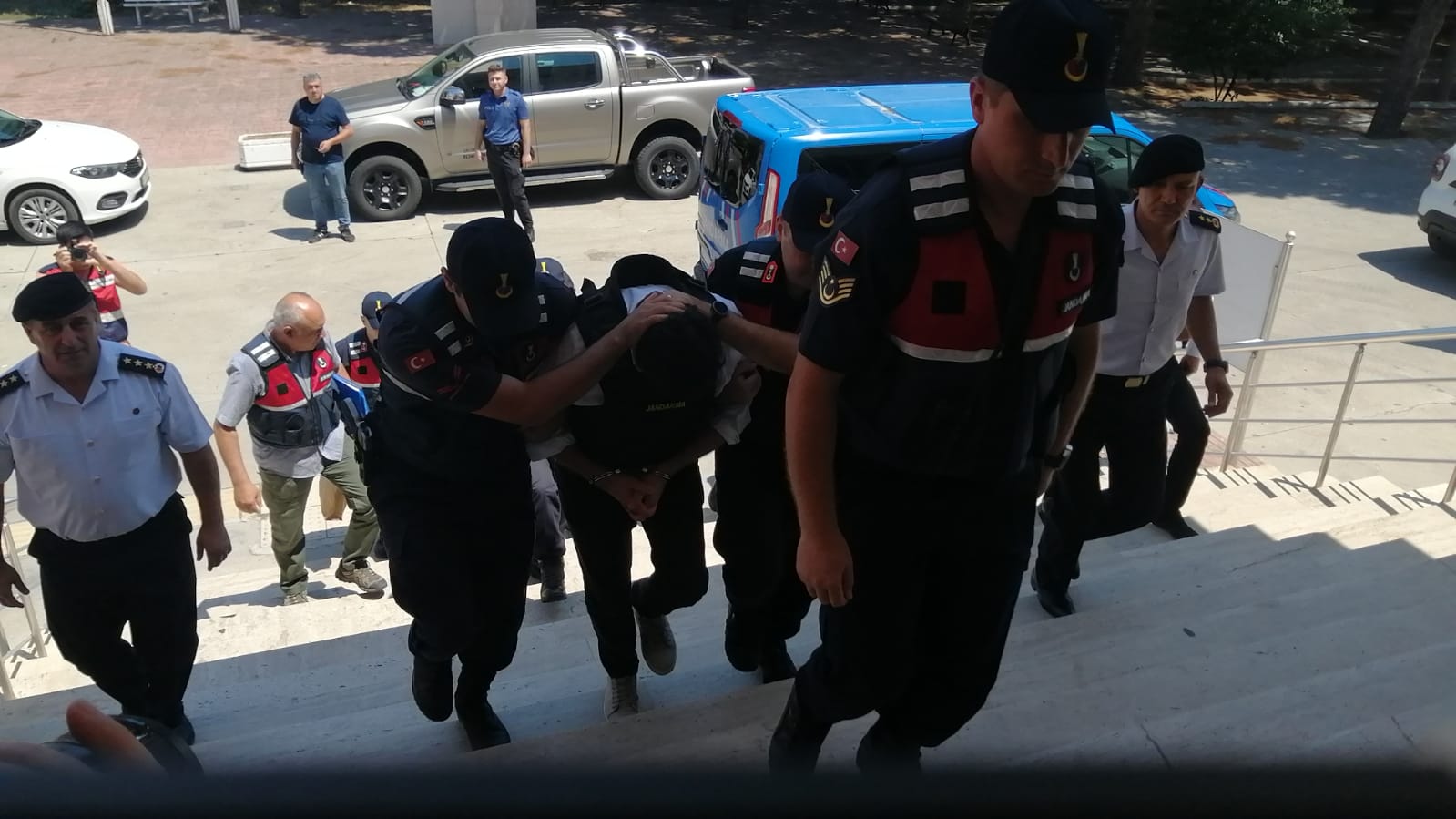 Eğitimci Arıkan ile şoförü Şerif Eker’i öldürülmesi ile alakalı gözaltına alınan zanlı adliyeye sevk edildi