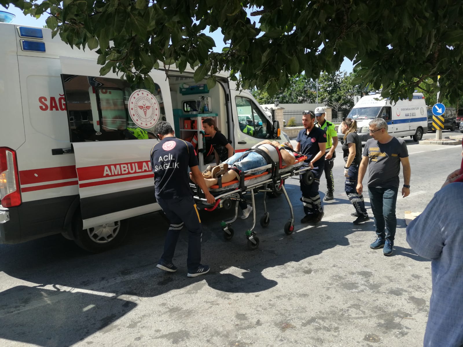 Araca çarpmamak için kendini yere attı