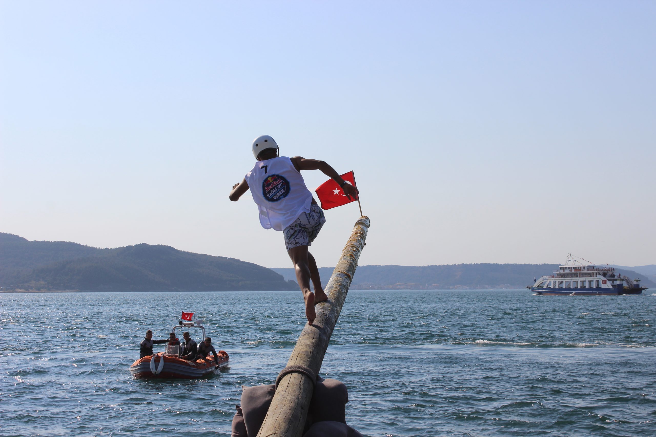 Çanakkale’de yağlı direk yarışması renkli görüntülere sahne oldu