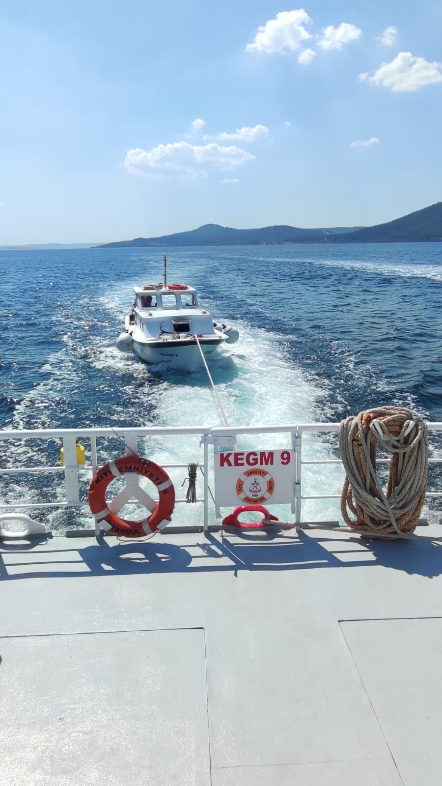 Umurbey önlerinde sürüklenen tekne kurtarıldı