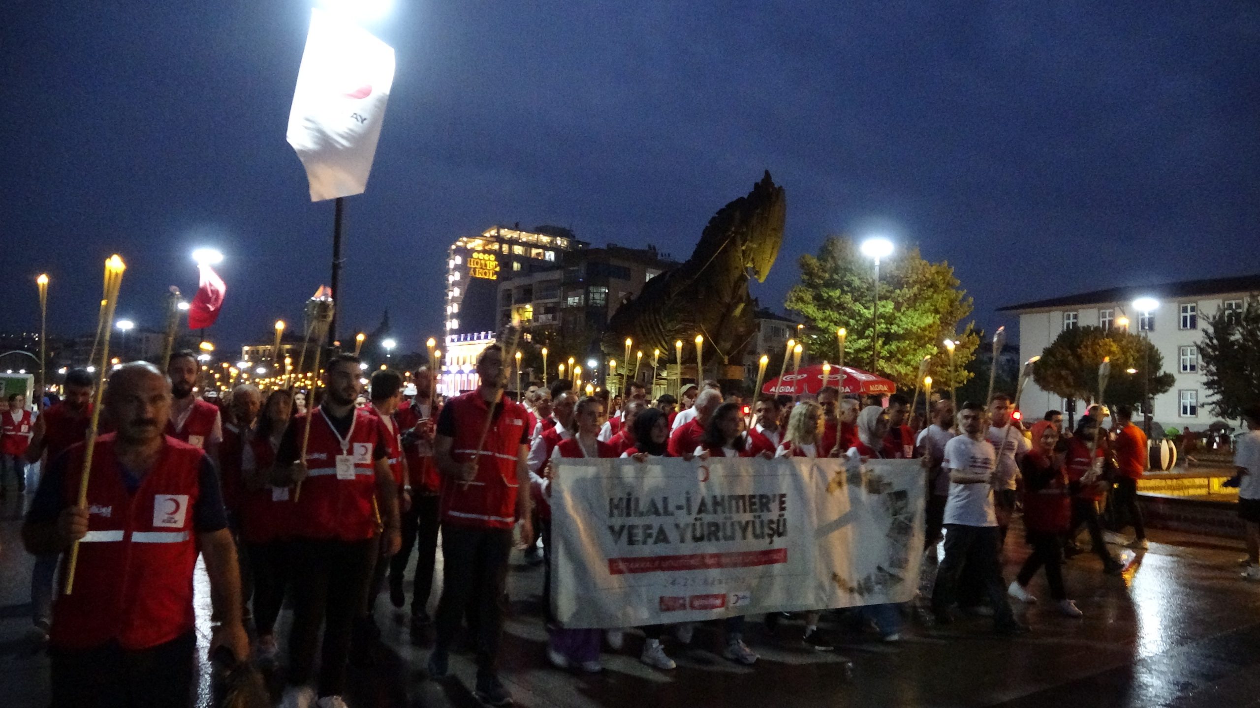 “Hilal-i Ahmer’ a Vefa Yürüyüşü” Şehitleri Anma Programı, Meşale Yürüyüşü İle Başladı