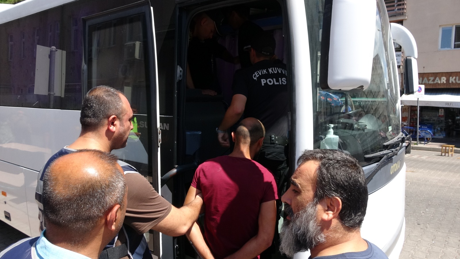 Barlar sokağında çıkan kavgada gözaltına alınan 10 kişi adliyeye sevk edildi