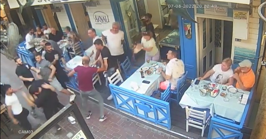 Barlar sokağı karıştı, 1 polis memuru yaralandı