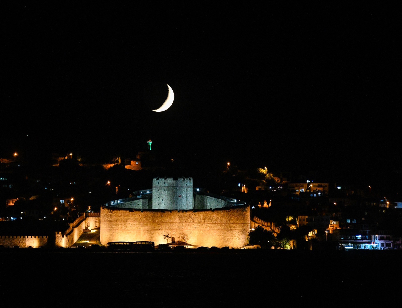 Kilitbahir Kalesi üzerinden batan ay görenleri hayran bıraktı