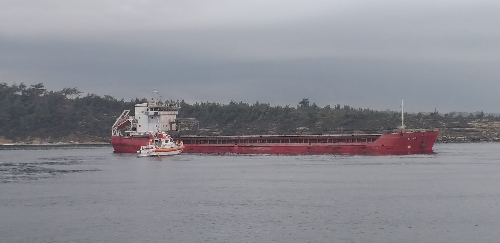 Kargo gemisi karaya oturdu