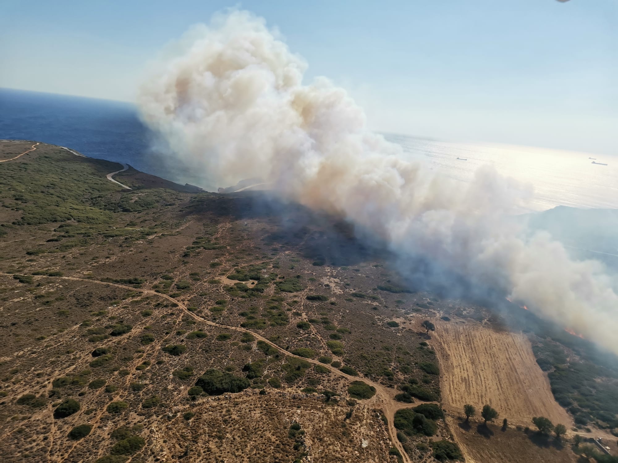 Bozcaada’da çıkan çöplük yangını kontrol altına alındı