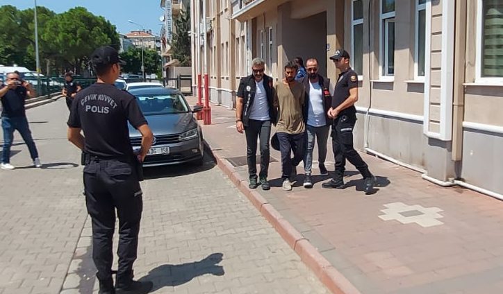 Ezine’de karısını öldüren katil adliyeye sevk edildi: “Namussuzluk yaptığı için öldürdüm”