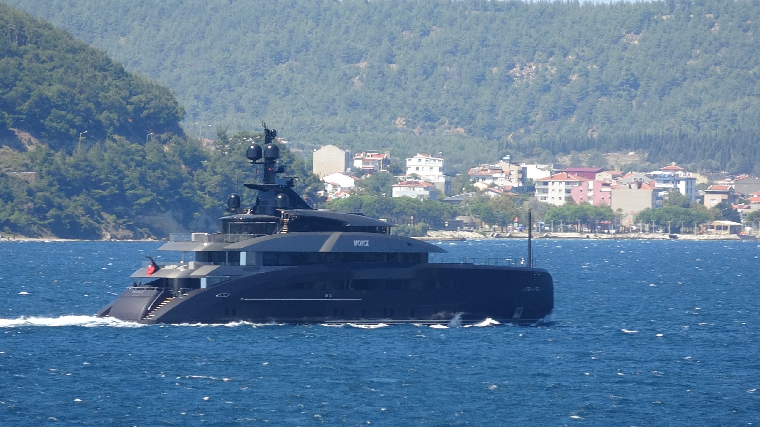 Lüks yat Çanakkale Boğazı’nda