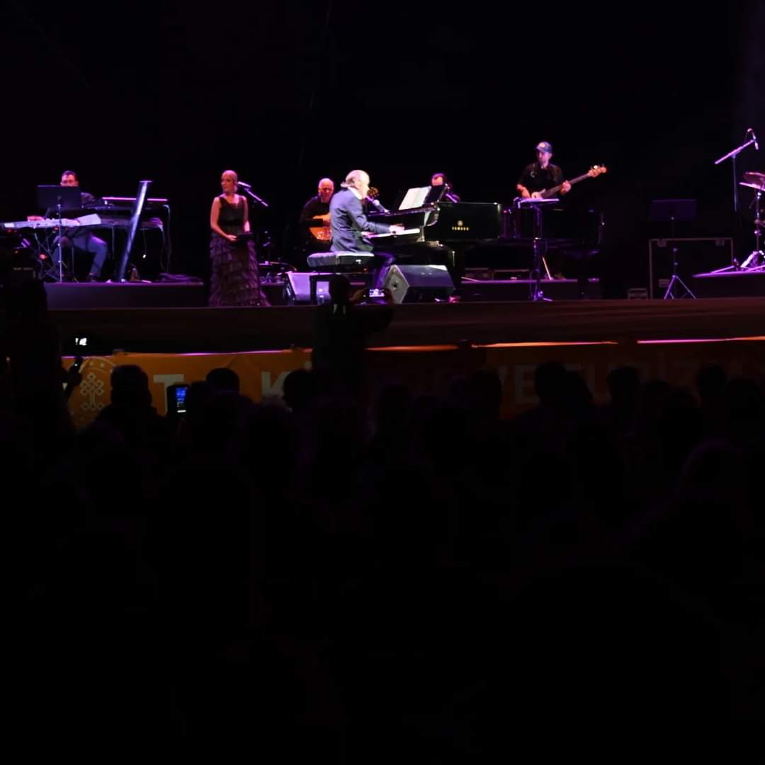 FAHİR ATAKOĞLU KİLİTBAHİR KALESİ’NDE SEVENLERİ İLE BULUŞTU