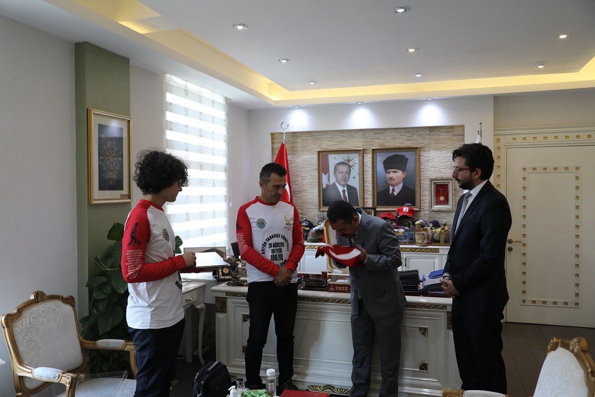 Afyonkarahisar’dan Getirilen Şehitlik Toprağı ve Türk Bayrağını Teslim Aldı