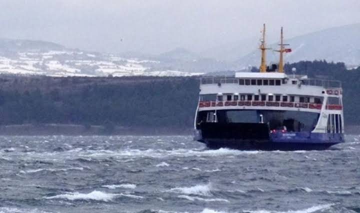 Bozcaada’ya feribot seferlerine fırtına engeli