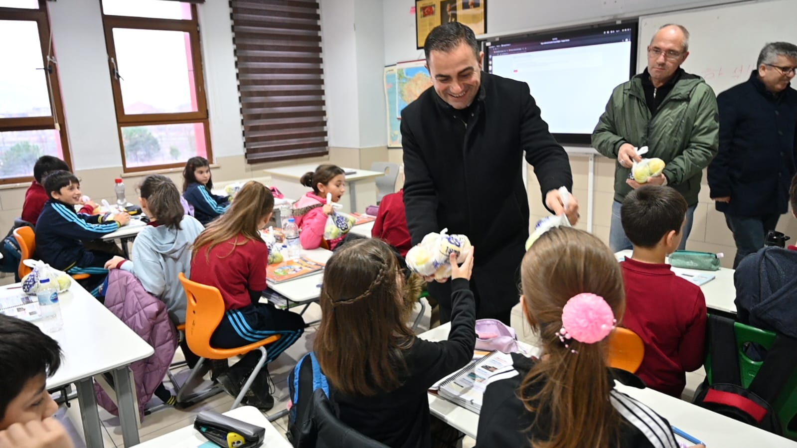 10 ton elma dağıttı.