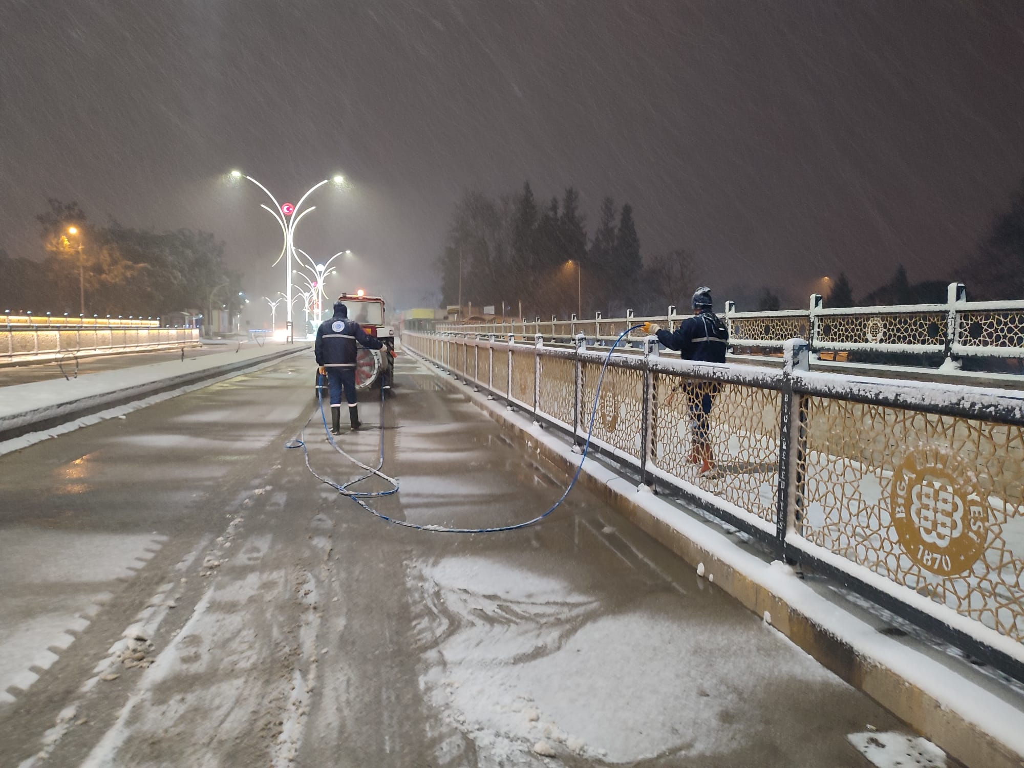 Biga Belediyesi Ekipleri Küreme ve Tuzlama Çalışmalarını Sürdürüyor