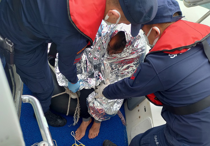 Yunanistan’a yüzerek geçmek isteyen düzensiz göçmeni Sahil Güvenlik kurtardı