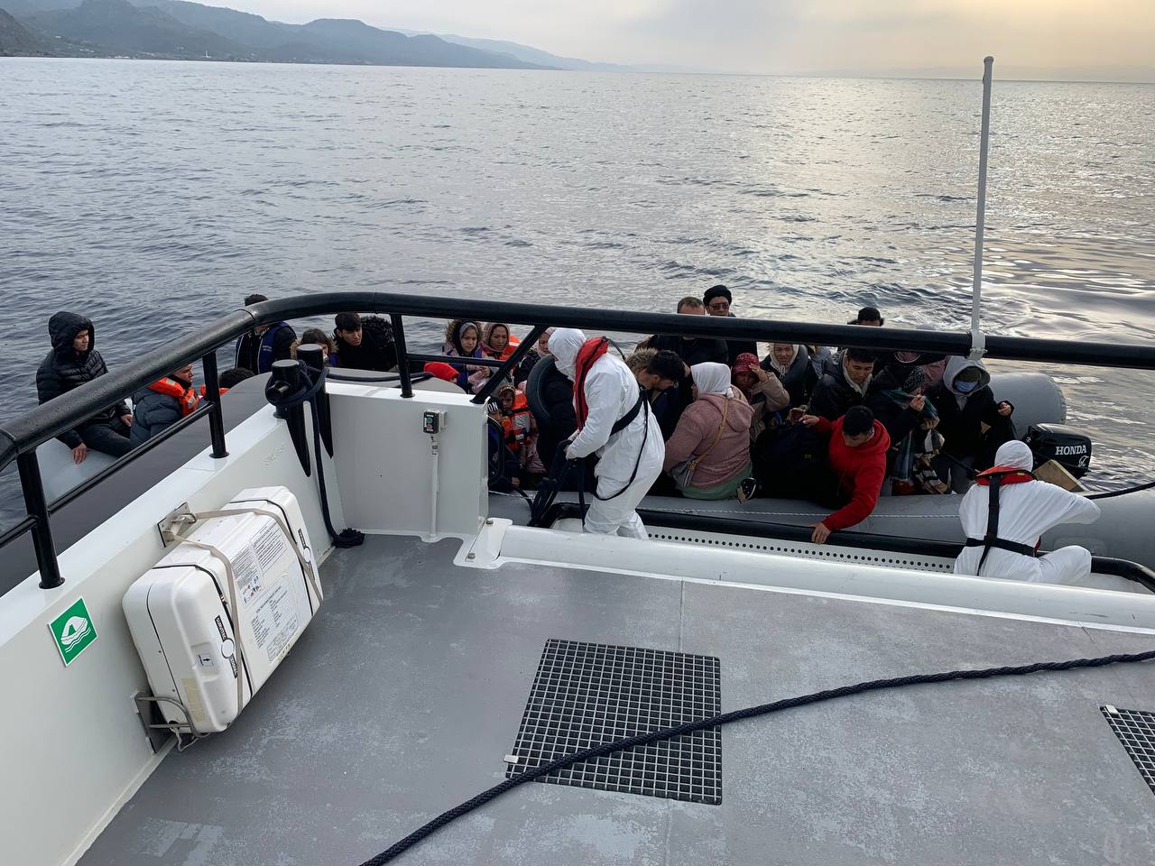 Botları arızalanan göçmenler kurtarıldı