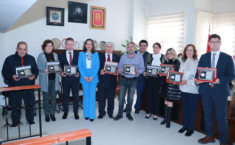 Meslekte 25,40 ve 50 yılı dolduran avukatlara plaket