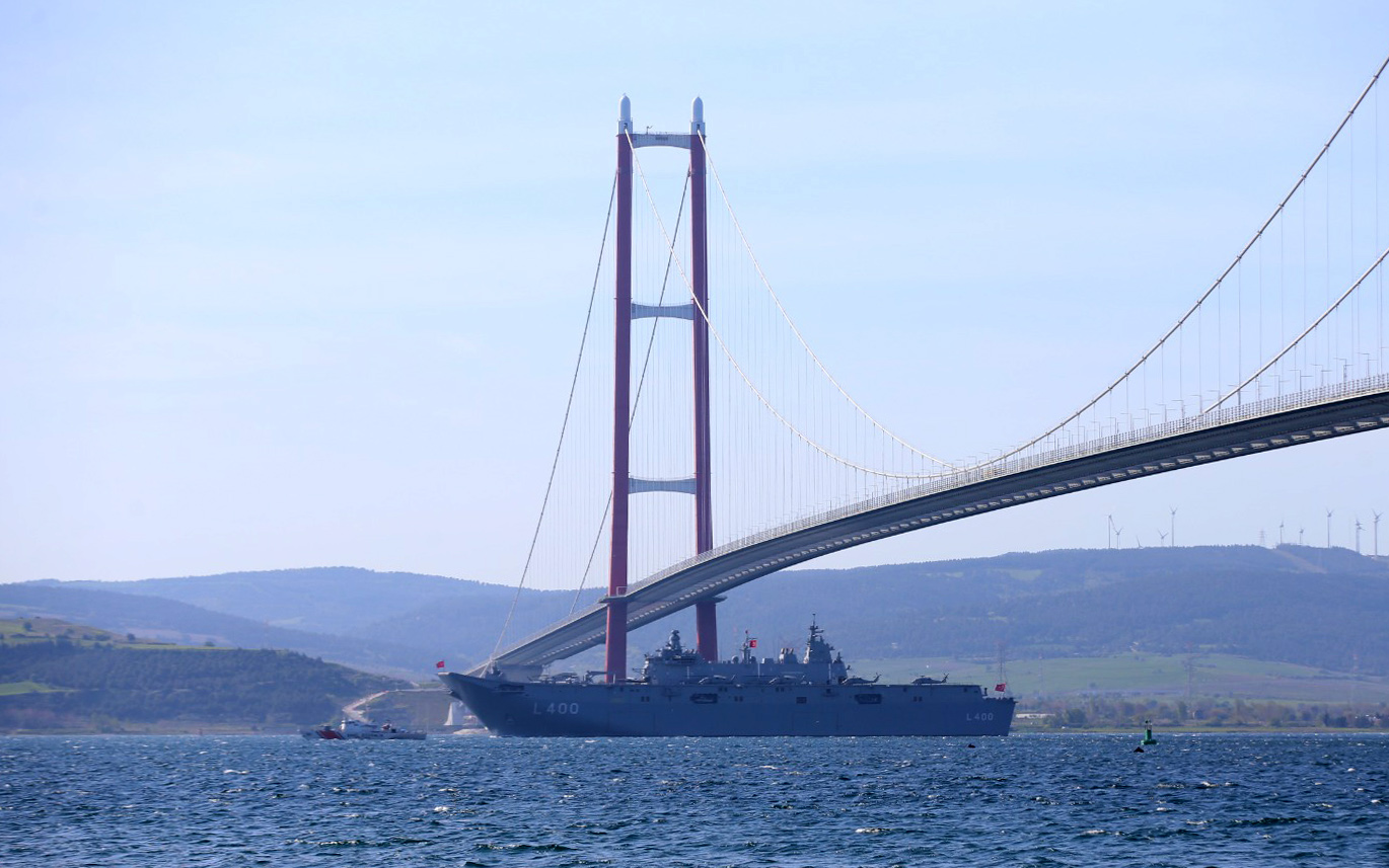 Milli gemi “TCG Anadolu” Çanakkale Boğazı’ndan geçti