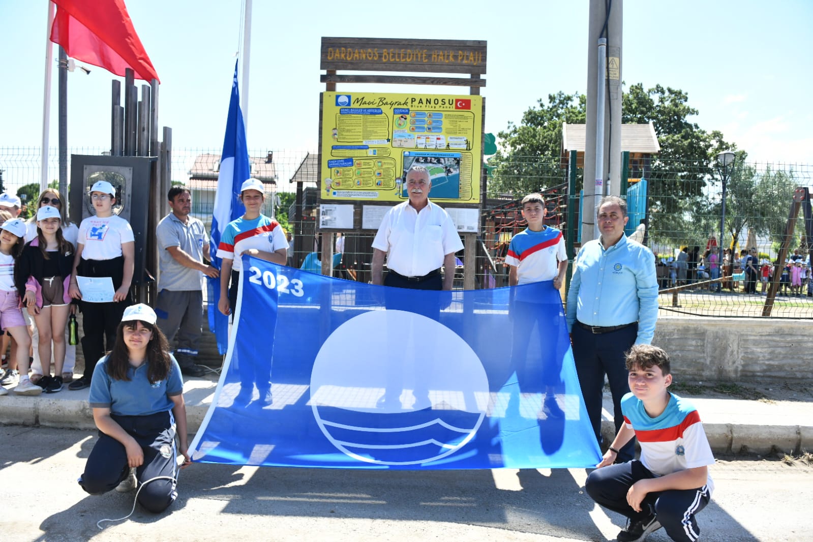 Dardanos plajına Mavi Bayrak asıldı