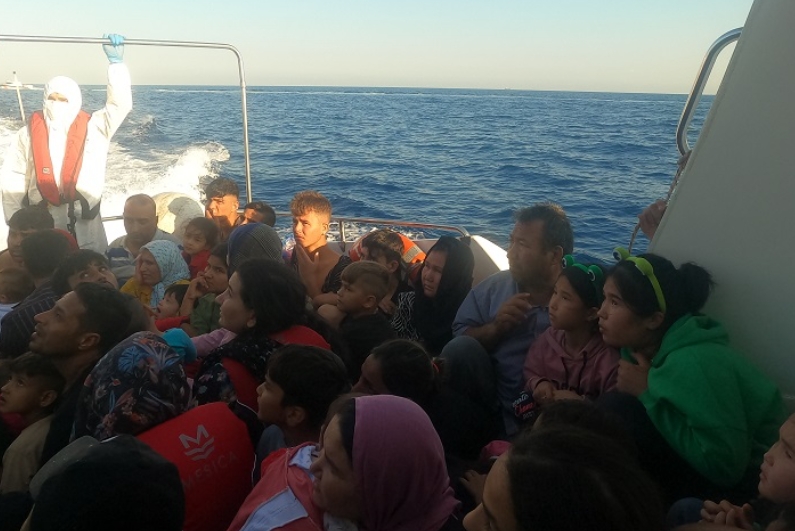 Çanakkale’nin Ayvacık ve Ezine ilçesinde  lastik botların içinde 65 düzensiz göçmen ve 3 organizatör yakalandı