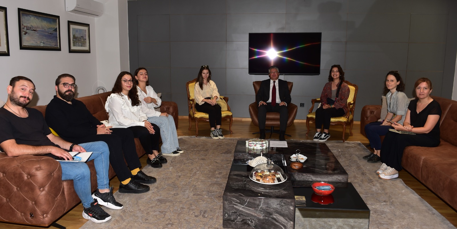 Gençlerle Bir Araya Geldi