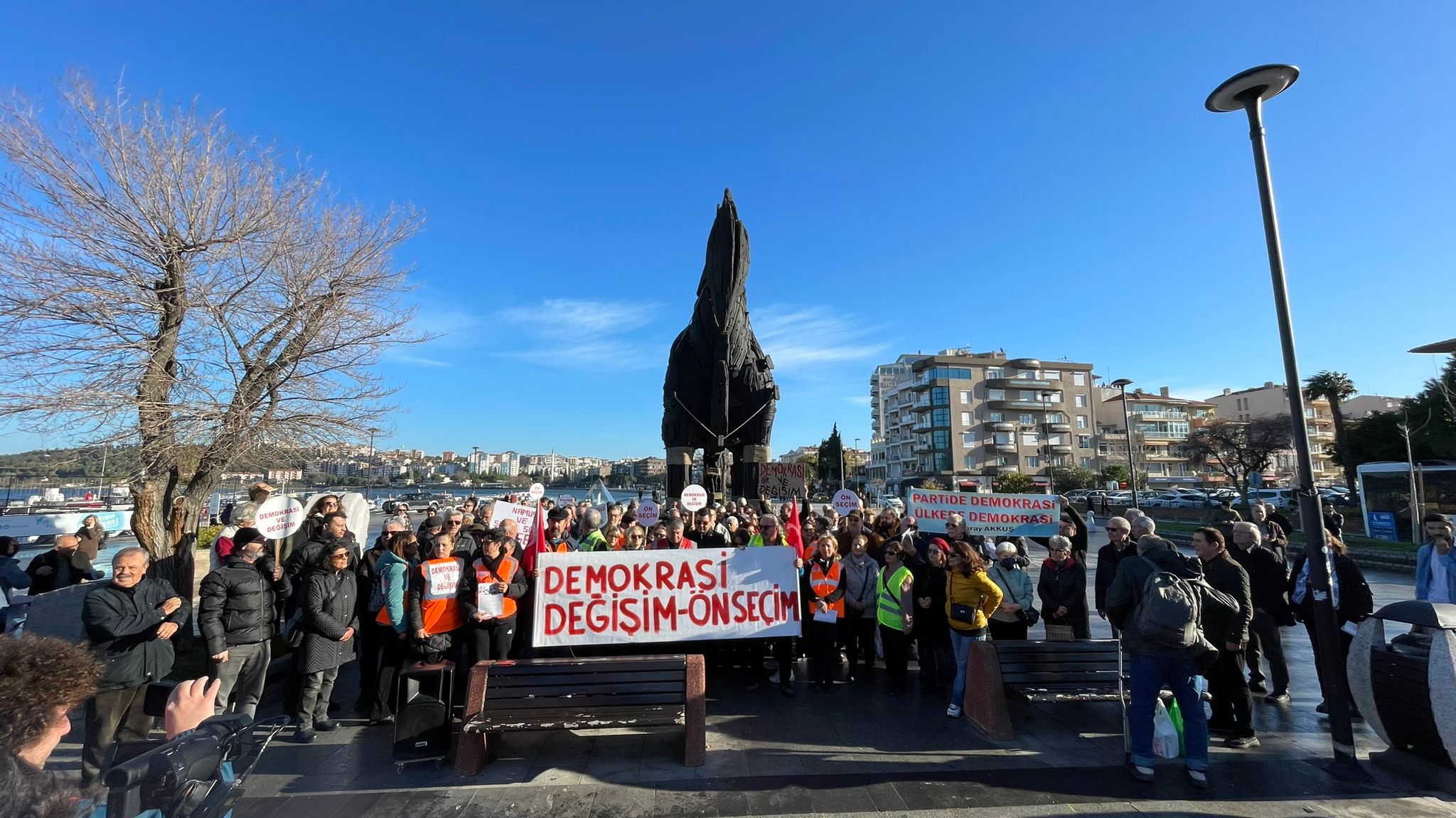 Demokrasi yürüşüne başladı