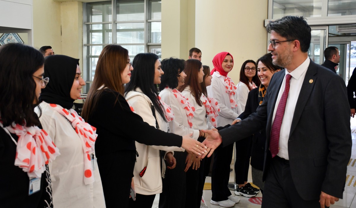 Rektör Prof.Dr. R. Cüneyt Erenoğlu Hastanede Çalışan Öğrencileri Ziyaret Etti
