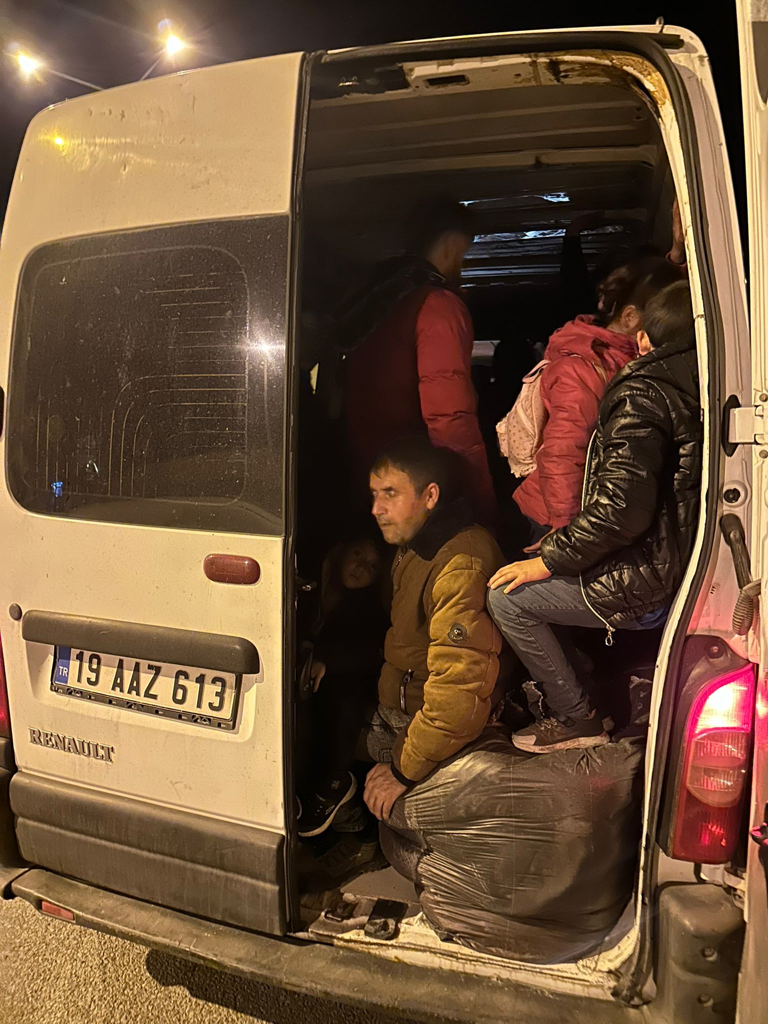 Bir minibüs dolusu kaçak