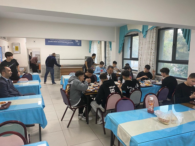 Vali İlhami AKTAŞ, Akşam Yemeğinde Gençlerle Beraber