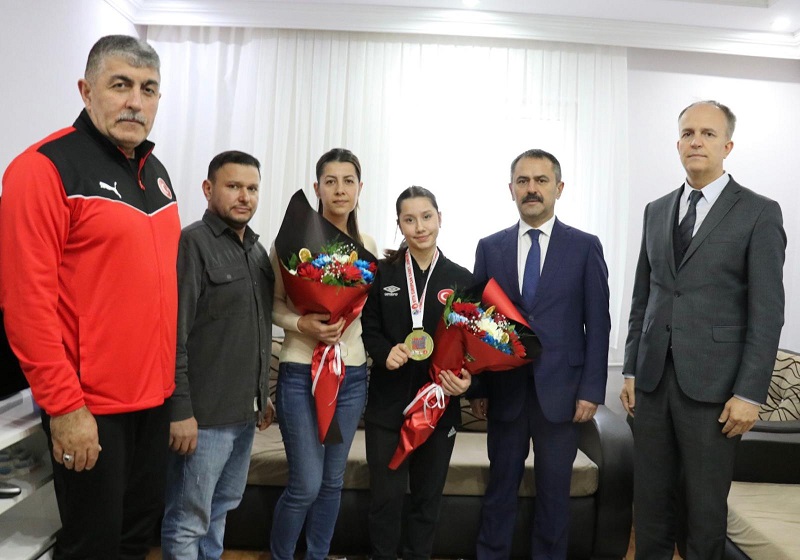 Vali İlhami AKTAŞ, Avrupa Şampiyonu Beyza AKKAYA’ yı Evinde Ziyaret Etti