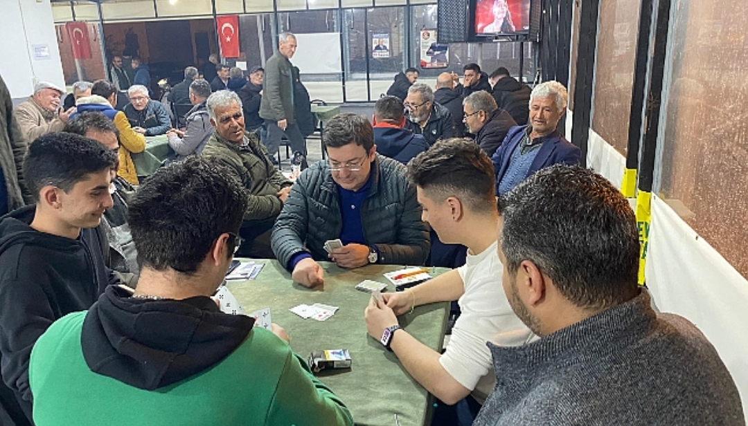 CHP’li Erkek gençlerle kahvede oyun oynadı